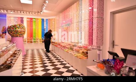 Swinoujscie, Polen. August 2023. Im Sweet Factory Store. Stockfoto