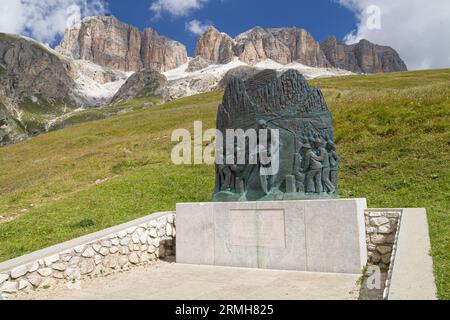 Gedenkstätte für Fausto Coppi im Pordoi Pass, Dolomiten, Italien. Stockfoto