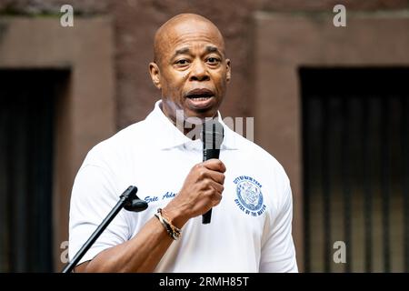 New York, Usa. 28. August 2023. Der Bürgermeister von New York, Eric Adams (D), sprach bei der Einweihung einer Gedenktafel an einem Gebäude in Harlem, New York City, um den Marsch auf Washington im Jahr 1963 zu planen. Quelle: SOPA Images Limited/Alamy Live News Stockfoto