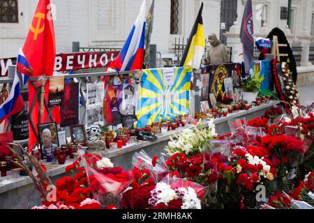 Moskau, Russland. 28. August 2023. Ein informelles Denkmal für den Wagnerführer Jewgeni Prigozhin bildet sich in der Nähe des Roten Platzes im Zentrum von Moskau nach seinem Tod wurde von den russischen Behörden offiziell bestätigt. Die russischen Behörden haben offiziell den Tod von Jewgeni Prigozhin, dem Chef der Wagner-Söldner, bestätigt. Am 23. August starb Prigozhin bei einem Flugzeugabsturz in Russland. Wladimir Putin sagte über ihn: „Er hat einige schwere Fehler im Leben gemacht, aber er hat auch die notwendigen Ergebnisse erzielt.“ (Foto: Vlad Karkov/SOPA Images/SIPA USA) Credit: SIPA USA/Alamy Live News Stockfoto