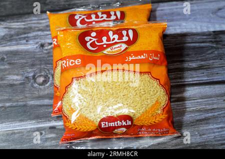 Kairo, Ägypten, August 27 2023: ElMtbkh Premium Pasta Orzo Reis, El Matbakh oder die Küche, Nahost Orzo Pasta ägyptische Suppe auch bekannt Shorbet Stockfoto