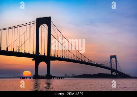 Blick auf die Whitestone Bridge in Queens, New York City bei Sonnenuntergang mit Blick auf das Wasser des Long Island Sound. Stockfoto