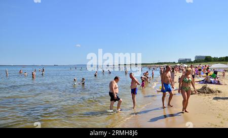 Swinoujscie, Polen. August 2023. Die Menschen entspannen sich am überfüllten Ostseestrand auf der Insel Usedom. Stockfoto