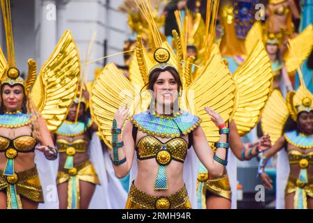 London, Großbritannien. 28. August 2023. Teilnehmer in bunten Kostümen treten am zweiten Tag des diesjährigen Notting Hill Karnevals bei der Parade auf. Quelle: SOPA Images Limited/Alamy Live News Stockfoto