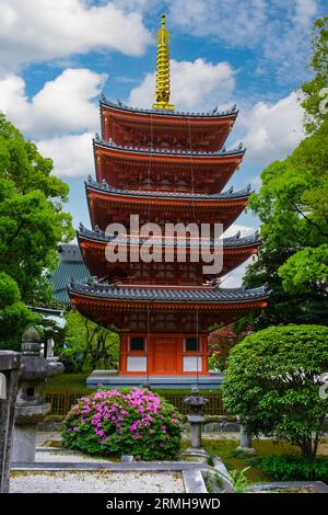 Japan, Fukuoka, Hakata... Fünfstöckige Pagode im Tocho-JI-Tempelkomplex, Hakata-Gegend. Stockfoto
