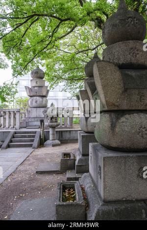 Japan, Fukuoka. Das Gelände des buddhistischen Tochoji-Tempels in Hakata. Gräber der Familie Kuroda, des zweiten Fürsten Tadayuki, des dritten Mitsuyuki und des achten Harutaka. Stockfoto