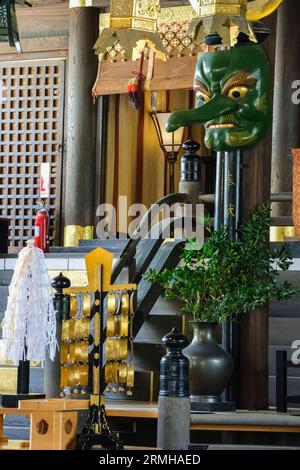 Japan, Kyushu, Fukuoka, Hakata. Eine Tengu-Maske im Kushida Shinto-Schrein Stockfoto