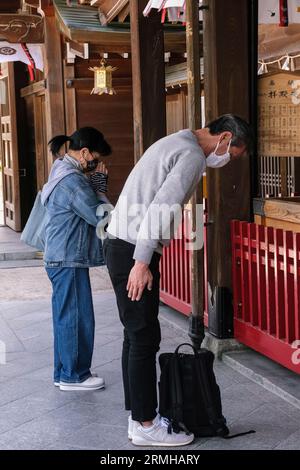 Japan, Kyushu, Fukuoka, Hakata. Gläubige beten im Kushida Shinto-Schrein Stockfoto