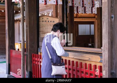 Japan, Kyushu, Fukuoka, Hakata. Anbeter betet im Kushida Shinto-Schrein Stockfoto