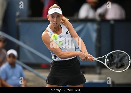 New York, Usa. 28. August 2023. Die Belgierin Elise Mertens wurde während eines Tennisspiels gegen den schwedischen Bjorklund in der ersten Runde der Women's Singles beim US Open Grand Slam Tennis Turnier 2023 in New York City, USA, am Montag, den 28. August 2023, in Aktion gezeigt. BELGA FOTO TONY BEHAR Credit: Belga News Agency/Alamy Live News Stockfoto