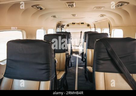 Leere Fahrgastkabine auf einer Cessna 208 Grand Caravan mit nur 12 Einzelsitzen Stockfoto