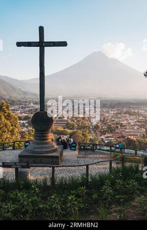 Ein Blick auf den Vulkan Agua vom Hügel des Kreuzes, ein Aussichtspunkt mit einem Holzkreuz, der die historische Stadt Antigua Guatemala überblickt Stockfoto