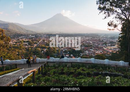 Ein Blick auf den Vulkan Agua vom Hügel des Kreuzes, ein Aussichtspunkt mit einem Holzkreuz, der die historische Stadt Antigua Guatemala überblickt Stockfoto