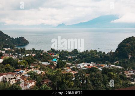 Blick auf die Stadt San Marcos La Laguna, Guatemala, an einem bewölkten Tag Stockfoto