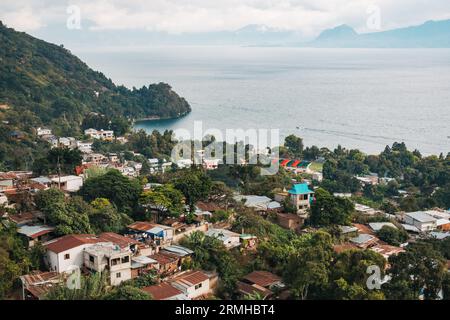 Blick auf die Stadt San Marcos La Laguna, Guatemala, an einem bewölkten Tag Stockfoto