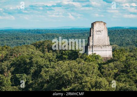 Der Blick auf den Tempel III, der über dem Wald im archäologischen Park Tikal in Guatemala aufsteigt. Einst eine antike Maya-Stadt. Stockfoto