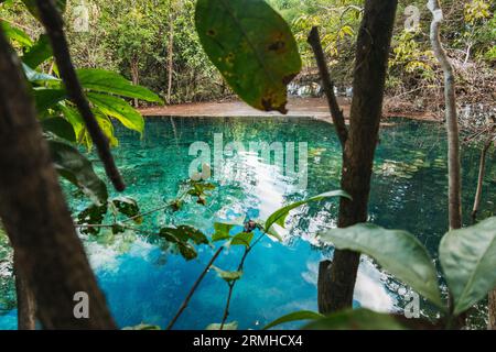 Kristallklares Wasser des Kraters Azul (blauer Krater) im Norden Guatemalas Stockfoto