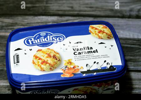 Kairo, Ägypten, August 27 2023: Nestle Paradise reichhaltiges Vanilleeis mit Karamellsauce, karamalisierten Haselnussstücken, Nestlé S.A. ist ein Schweizer Stockfoto