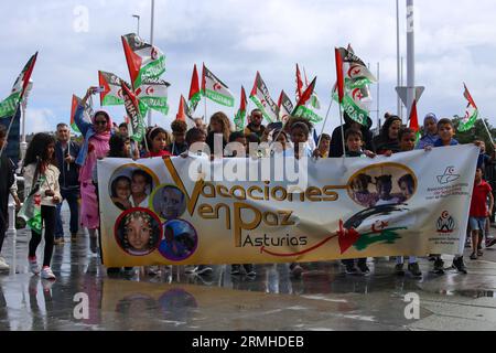 Gijon, Spanien. 27. August 2023. Das Hauptbanner mehrerer saharauischer Kinder während der Demonstration für Frieden und Gerechtigkeit für das saharauische Volk in Gijon, Spanien, am 27. August 2023. (Foto: Alberto Brevers/Pacific Press/SIPA USA) Credit: SIPA USA/Alamy Live News Stockfoto