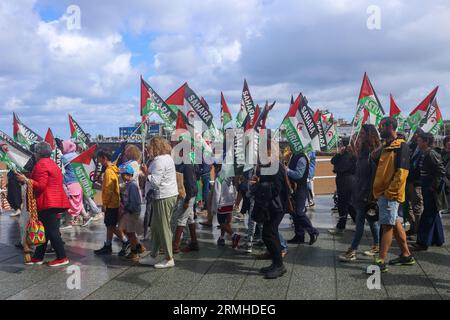 Gijon, Spanien. 27. August 2023. Mehr als hundert Menschen versammelten sich auf den Straßen von Gijon, die Sahara-Flaggen trugen, während der Demonstration für Frieden und Gerechtigkeit für das saharauische Volk in Gijon, Spanien, am 27. August 2023. (Foto: Alberto Brevers/Pacific Press/SIPA USA) Credit: SIPA USA/Alamy Live News Stockfoto