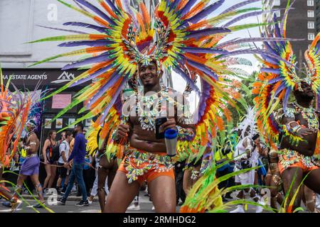 Notting Hill, London, England. 28. August 2023. Die Teilnehmer des Karnevals tragen traditionelle Samba-Outfits beim Notting Hill Carnival 2023. Quelle: Jessica Girvan/Alamy Live News Stockfoto