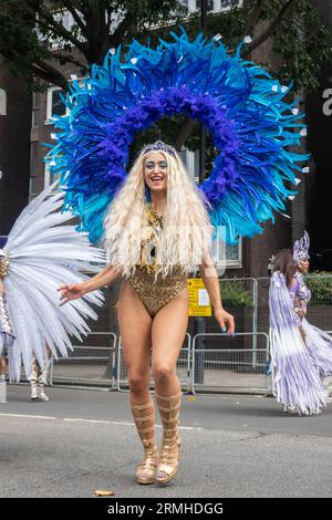 Notting Hill, London, England. 28. August 2023. Die Teilnehmer des Karnevals tragen traditionelle Samba-Outfits beim Notting Hill Carnival 2023. Quelle: Jessica Girvan/Alamy Live News Stockfoto