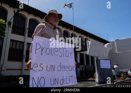 Guatemala-Stadt, Guatemala-Stadt, Guatemala. 28. August 2023. Die nationale Weberbewegung kommt vor das Verfassungsgericht, um gegen die amparo Berufung einzulegen, die vom Generalstaatsanwalt CONSUELO PORRAS vorgelegt wurde und versucht, Demonstrationen zu stoppen und auf Nutzer sozialer Netzwerke hinzuweisen. (Bild: © Fernando Chuy/ZUMA Press Wire) NUR REDAKTIONELLE VERWENDUNG! Nicht für kommerzielle ZWECKE! Stockfoto