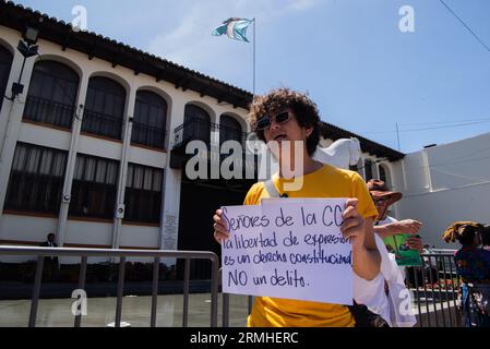 Guatemala-Stadt, Guatemala-Stadt, Guatemala. 28. August 2023. Die nationale Weberbewegung kommt vor das Verfassungsgericht, um gegen die amparo Berufung einzulegen, die vom Generalstaatsanwalt CONSUELO PORRAS vorgelegt wurde und versucht, Demonstrationen zu stoppen und auf Nutzer sozialer Netzwerke hinzuweisen. (Bild: © Fernando Chuy/ZUMA Press Wire) NUR REDAKTIONELLE VERWENDUNG! Nicht für kommerzielle ZWECKE! Stockfoto