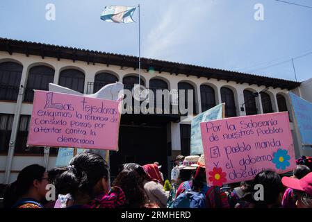 Guatemala-Stadt, Guatemala-Stadt, Guatemala. 28. August 2023. Die nationale Weberbewegung kommt vor das Verfassungsgericht, um gegen die amparo Berufung einzulegen, die vom Generalstaatsanwalt CONSUELO PORRAS vorgelegt wurde und versucht, Demonstrationen zu stoppen und auf Nutzer sozialer Netzwerke hinzuweisen. (Bild: © Fernando Chuy/ZUMA Press Wire) NUR REDAKTIONELLE VERWENDUNG! Nicht für kommerzielle ZWECKE! Stockfoto