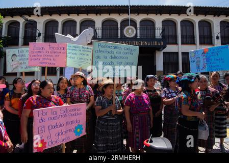 Guatemala-Stadt, Guatemala-Stadt, Guatemala. 28. August 2023. Die nationale Weberbewegung kommt vor das Verfassungsgericht, um gegen die amparo Berufung einzulegen, die vom Generalstaatsanwalt CONSUELO PORRAS vorgelegt wurde und versucht, Demonstrationen zu stoppen und auf Nutzer sozialer Netzwerke hinzuweisen. (Bild: © Fernando Chuy/ZUMA Press Wire) NUR REDAKTIONELLE VERWENDUNG! Nicht für kommerzielle ZWECKE! Stockfoto