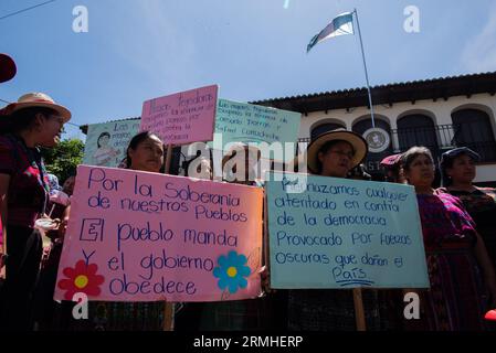 Guatemala-Stadt, Guatemala-Stadt, Guatemala. 28. August 2023. Die nationale Weberbewegung kommt vor das Verfassungsgericht, um gegen die amparo Berufung einzulegen, die vom Generalstaatsanwalt CONSUELO PORRAS vorgelegt wurde und versucht, Demonstrationen zu stoppen und auf Nutzer sozialer Netzwerke hinzuweisen. (Bild: © Fernando Chuy/ZUMA Press Wire) NUR REDAKTIONELLE VERWENDUNG! Nicht für kommerzielle ZWECKE! Stockfoto