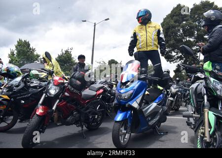 Bogota, Kolumbien. 28. August 2023. Motorradfahrer nehmen am 28. August 2023 an Protesten gegen die Erhöhung der Kraftstoffpreise in Bogota, Kolumbien, Teil. Foto: Cristian Bayona/Long Visual Press Credit: Long Visual Press/Alamy Live News Stockfoto