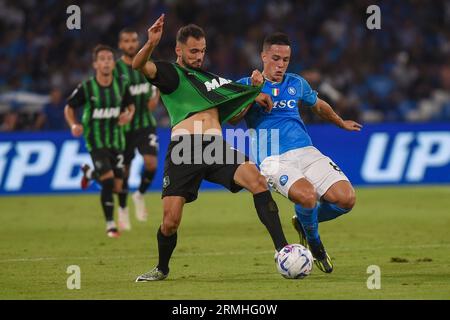 Neapel, Italien. 27. August 2023. Nedim Bajrami von US Sassuolo konkurriert um den Ball mit Giacomo Raspadori von SSC Napoli während des Spiels der Serie A zwischen Stockfoto