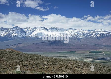 Krater Mountain ein Schlackenkegel-Vulkan im Owens Valley unterhalb des Palisade-Gebirges der schneebedeckten Sierra Nevada bei Big Pine California Stockfoto