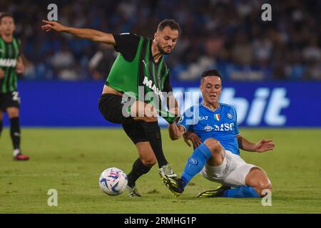 Neapel, Italien. 27. August 2023. Nedim Bajrami von US Sassuolo konkurriert um den Ball mit Giacomo Raspadori von SSC Napoli während des Spiels der Serie A zwischen Stockfoto