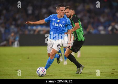 Neapel, Italien. 27. August 2023. Nedim Bajrami von US Sassuolo konkurriert um den Ball mit Giacomo Raspadori von SSC Napoli während des Spiels der Serie A zwischen Stockfoto