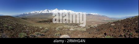 Panorama der schneebedeckten östlichen Sierra Nevada Mountains vom Crater Mountain im Owens Valley in Kalifornien in der Nähe von Big Pine Stockfoto