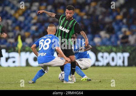Neapel, Italien. 27. August 2023. Matheus Henrique aus den USA Sassuolo konkurriert mit Stanislav Lobotka aus dem SSC Napoli während der Serie A Stockfoto