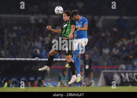 Neapel, Italien. 27. August 2023. Amir Rrahmani von SSC Napoli tritt mit Samuele Mulattieri von US Sassuolo Calcio während des Spiels der Serie A um den Ball An Stockfoto