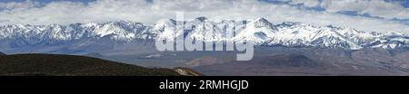 Panorama der östlichen Sierra Nevada Mountains von den Inyo Mountains Stockfoto