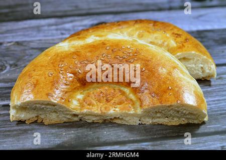 Tandyr nan usbekisches Brot, eine Art zentralasiatisches Brot, das oft mit Stempelmustern auf den Teig mit einem Brotstempel verziert wird, der als Chekich al bekannt ist Stockfoto