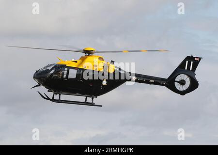 ZM511, ein Airbus Juno HT1, betrieben von der No.1 Flying Training School (1 FTS), dem rotierenden Trainingsflügel der britischen Streitkräfte, der bei RAF Fairford in Gloucestershire, England ankommt, um an der Royal International Air Tattoo 2023 (RIAT 2023) teilzunehmen Stockfoto