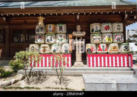 Japan, Fukuoka, Hakata. Sake-Fässer, die von Sake Brewers gespendet wurden, die wichtige Beiträge zum Kushida-Schrein geleistet haben. Stockfoto