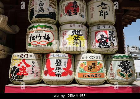 Japan, Fukuoka, Hakata. Sake-Fässer, die von Sake Brewers gespendet wurden, die wichtige Beiträge zum Kushida-Schrein geleistet haben. Stockfoto