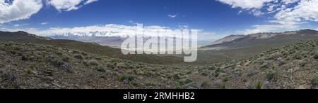 Panorama des Owens Valley von den Inyo Mountains mit Blick über Big Pine zu den schneebedeckten Sierra Nevada Mountains und das Tal hinauf in Richtung Bishop Cal Stockfoto