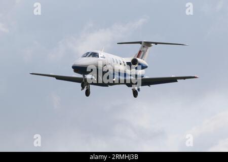 ZM335, ein Embraer Phenom T.1, das von der No.45 Squadron der Royal Air Force betrieben wird und bei RAF Fairford in Gloucestershire, England ankommt, um an der Royal International Air Tattoo 2023 (RIAT 2023) teilzunehmen. Stockfoto