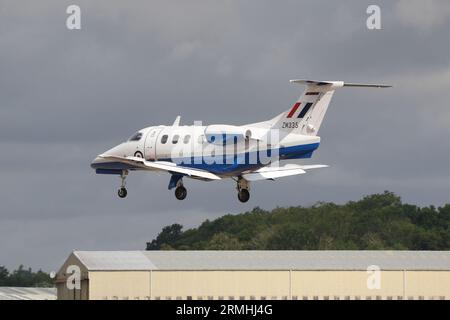 ZM335, ein Embraer Phenom T.1, das von der No.45 Squadron der Royal Air Force betrieben wird und bei RAF Fairford in Gloucestershire, England ankommt, um an der Royal International Air Tattoo 2023 (RIAT 2023) teilzunehmen. Stockfoto