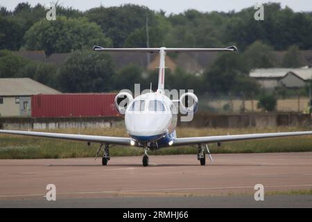 ZM335, ein Embraer Phenom T.1, das von der No.45 Squadron der Royal Air Force betrieben wird und bei RAF Fairford in Gloucestershire, England ankommt, um an der Royal International Air Tattoo 2023 (RIAT 2023) teilzunehmen. Stockfoto