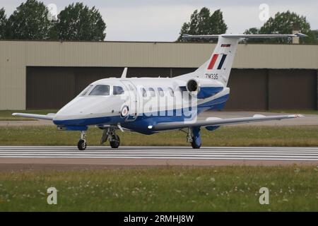 ZM335, ein Embraer Phenom T.1, das von der No.45 Squadron der Royal Air Force betrieben wird und bei RAF Fairford in Gloucestershire, England ankommt, um an der Royal International Air Tattoo 2023 (RIAT 2023) teilzunehmen. Stockfoto