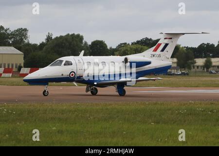 ZM335, ein Embraer Phenom T.1, das von der No.45 Squadron der Royal Air Force betrieben wird und bei RAF Fairford in Gloucestershire, England ankommt, um an der Royal International Air Tattoo 2023 (RIAT 2023) teilzunehmen. Stockfoto